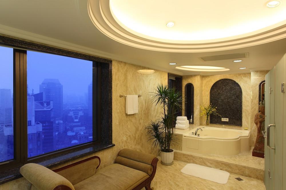 Holiday Inn Shanghai Nanjing Road By Ihg Exterior photo A bathroom in a suite at the Ritz-Carlton, Osaka