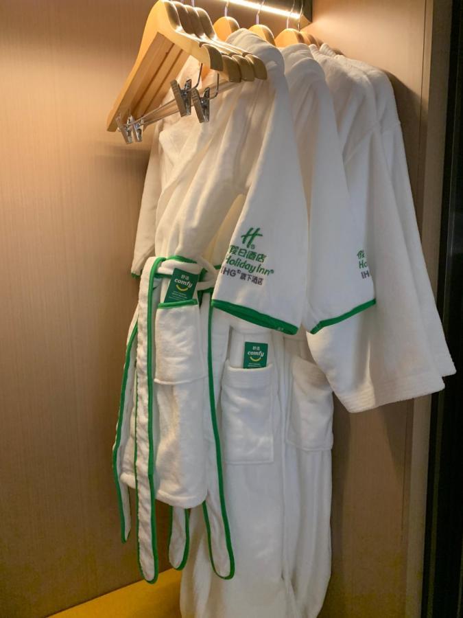 Holiday Inn Shanghai Nanjing Road By Ihg Exterior photo Holiday Inn bathrobe