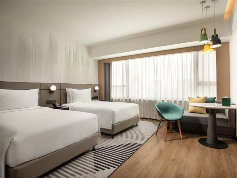 Holiday Inn Shanghai Nanjing Road By Ihg Exterior photo Deluxe Room