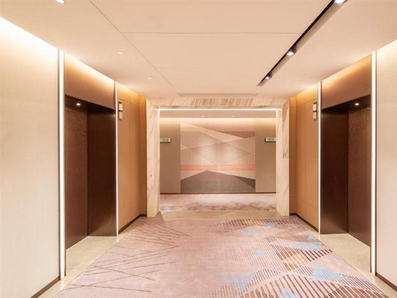 Holiday Inn Shanghai Nanjing Road By Ihg Exterior photo The elevators