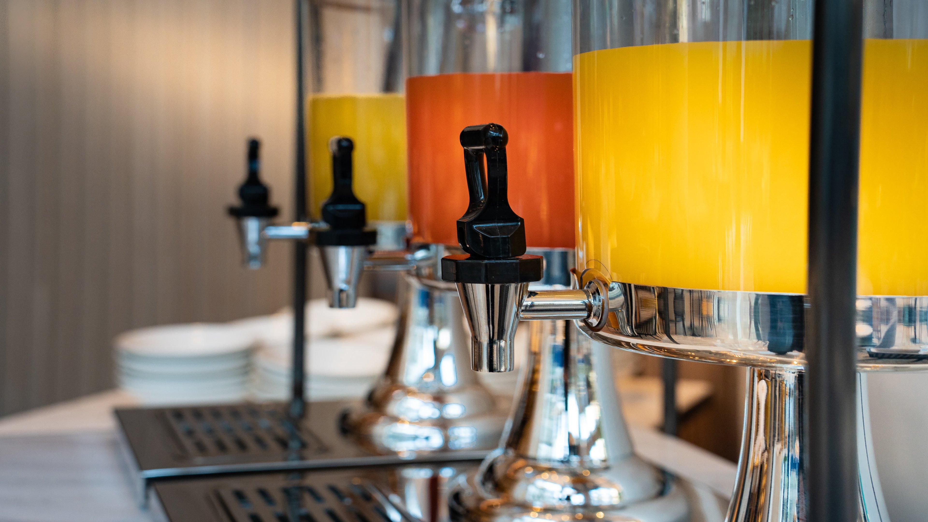Holiday Inn Shanghai Nanjing Road By Ihg Exterior photo A juice dispenser