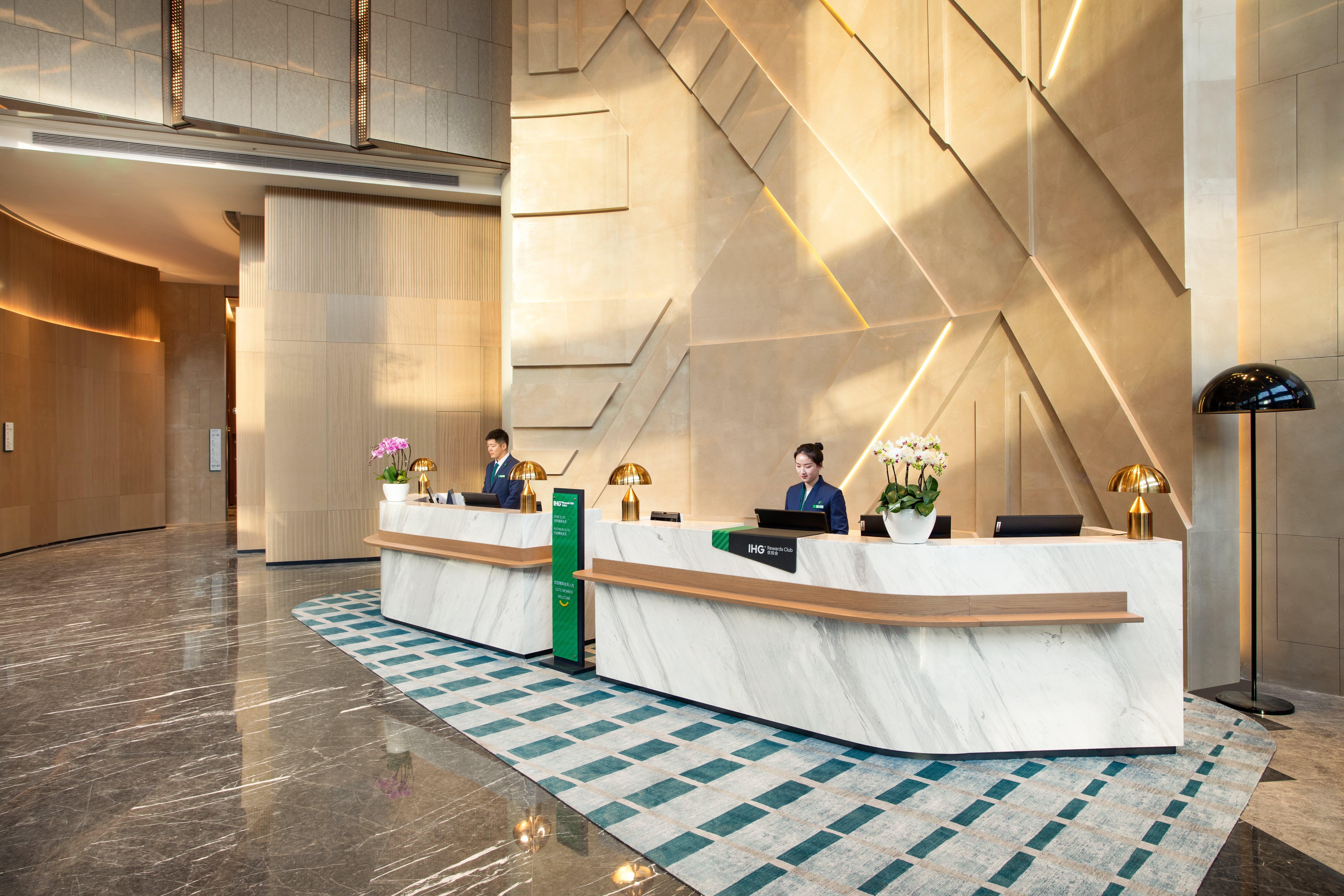 Holiday Inn Shanghai Nanjing Road By Ihg Exterior photo The lobby of the hotel
