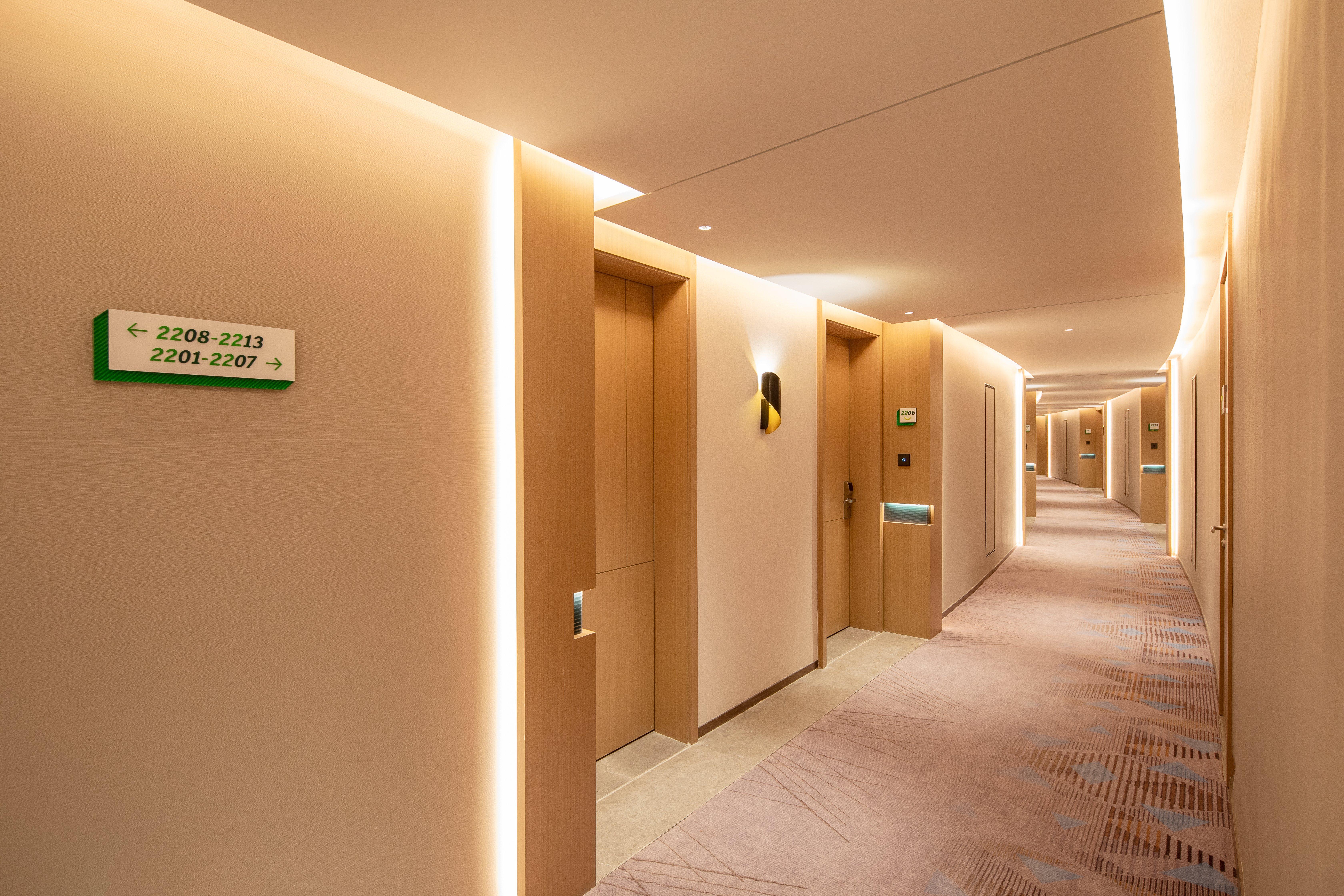 Holiday Inn Shanghai Nanjing Road By Ihg Exterior photo A corridor at the hotel